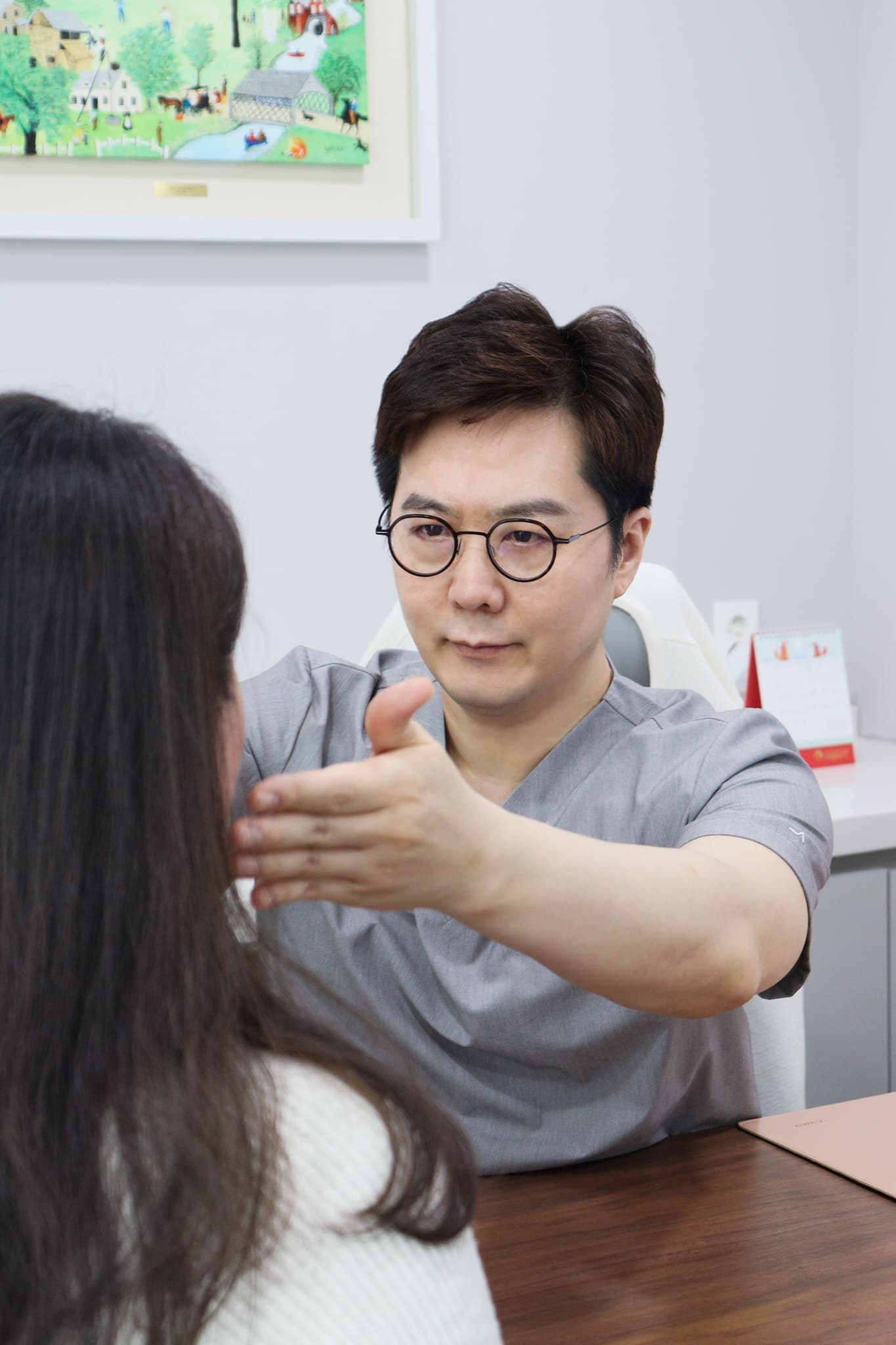 강건우 원장 진료 장면